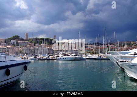 Luxuriöse Yachten im Hafen von Cannes Stockfoto
