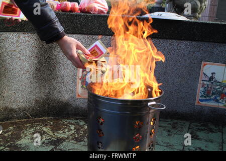 Ahnenkult während Ching Ming Festival ist eine Möglichkeit, dass Chinesen Pietät in Taiwan zeigen Stockfoto