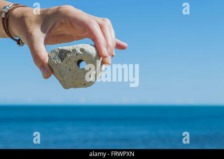 Stein-Amulett aus dem Meer Stockfoto