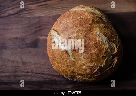Frisch gebackenes Vollkornbrot auf Holz Hintergrund Stockfoto