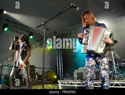 Winston McAnuff, Teil von Winston und Fixi, Womad 2015, Charlton Park, Wiltshire, England Stockfoto