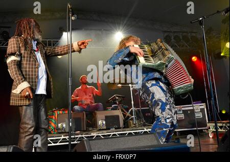 Winston McAnuff, Teil von Winston und Fixi, Womad 2015, Charlton Park, Wiltshire, England, UK, GB. Stockfoto