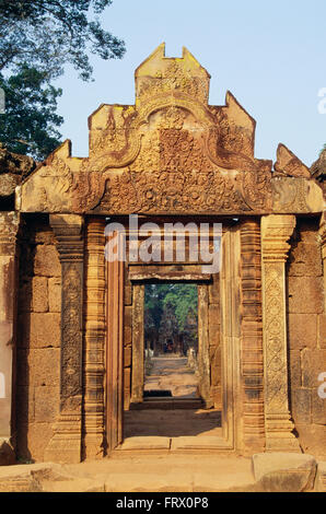 Kunstvoll geschnitzten Tür, Banteay Srei Tempel, Angkor (Tempel von Angkor) Kambodscha Stockfoto