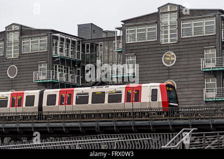 Deutschen S-Bahn-Zug in der Nähe von Bahnhof Hamburg Baumwall Stockfoto