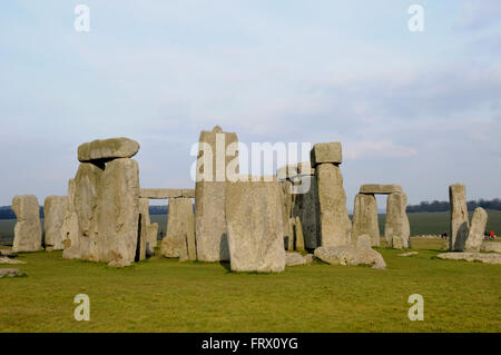 Die standing stones at Stonehenge, einem Ikonischen UNESCO Weltkulturerbe in der englischen Grafschaft Wiltshire nicht weit von Salisbury. Stockfoto