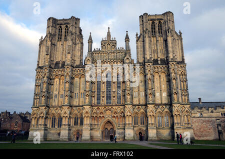 Wells Cathedral in der Englisg Grafschaft Somerset. Die heutige Kathedrale stammt aus ca. 1175 und befindet sich im gotischen Stil erbaut. Stockfoto