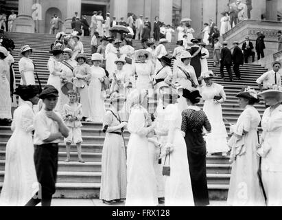 Frauenrechtlerinnen auf den Stufen des Kapitols, Washington DC, USA im Jahre 1913 Stockfoto