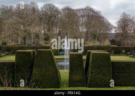 Blick auf das Schwimmbad in den italienischen Gärten Renishaw Hall, ein stattliches Haus Eckington in Derbyshire, England, UK. Stockfoto