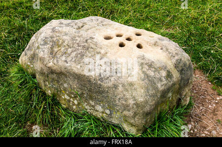 Die Coolstone, eine Pest Stein oder Grenze Stein Eyam Derbyshire Peak District National Park England UK Stockfoto