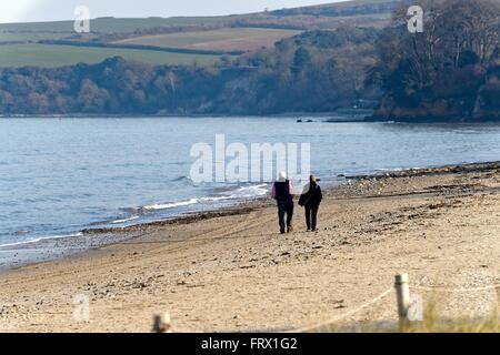 Ältere Paare, die an einem einsamen Strand am Studland Bay Dorset UK Stockfoto