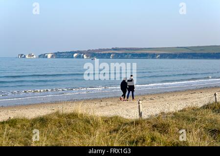 Junges Paar zu Fuß am Strand von Studland Bay Dorset UK Stockfoto