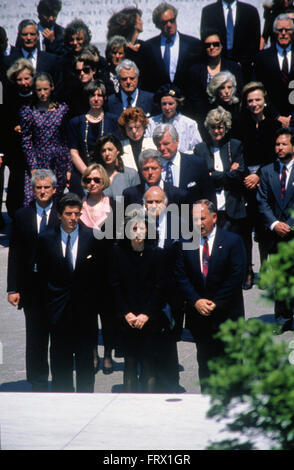 Arlington, Virginia, 23. Mai 1994 John F. Kennedy Jr. seine Schwester Caroline Kennedy Schlossberg, Präsident William Clinton und First Lady Hillary Clinton, Senator Robert Kennedy, zusammen mit dem Rest der Familie Kennedy besuchen die Beerdigung von Jacqueline Kennedy Onassis. "Jackie" wurde bestattet neben die ewige Flamme, die sie vor drei Jahrzehnten am Grab ihres ermordeten Mannes, der 35. Präsident der Vereinigten Staaten, Kennedy beleuchtet. Bildnachweis: Mark Reinstein Stockfoto