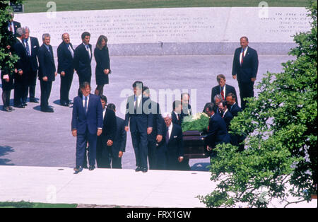 Arlington, Virginia, USA, 23. Mai 1994 John F. Kennedy Jr. seine Schwester Caroline Kennedy Schlossberg, Präsident William Clinton und First Lady Hillary Clinton, Senator Robert Kennedy, zusammen mit dem Rest der Familie Kennedy besuchen die Beerdigung von Jacqueline Kennedy Onassis. "Jackie" wurde bestattet neben die ewige Flamme, die sie vor drei Jahrzehnten am Grab ihres ermordeten Mannes, der 35. Präsident der Vereinigten Staaten, Kennedy beleuchtet. Bildnachweis: Mark Reinstein Stockfoto