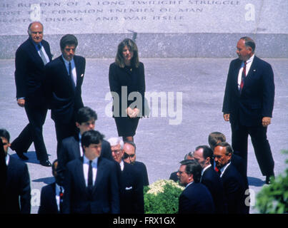 Arlington. Virginia, USA, 23. Mai 1994 John seine Schwester Caroline Kennedy-Schlossberg, Präsident William Clinton und First Lady Hillary Clinton, Senator Robert Kennedy, zusammen mit dem Rest der Familie Kennedy besuchen die Beerdigung von Jacqueline Kennedy Onassis. "Jackie" wurde bestattet neben die ewige Flamme, die sie vor drei Jahrzehnten am Grab ihres ermordeten Mannes, der 35. Präsident der Vereinigten Staaten, Kennedy beleuchtet. Bildnachweis: Mark Reinstein Stockfoto