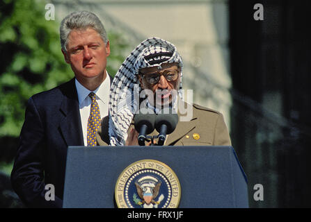 Washington, DC, USA, 13. September 1993 Präsident William Jefferson Clinton beherbergt die palästinensischen Friedensvereinbarungen Vertrags Unterzeichnung auf dem South Lawn des weißen Hauses. Vorsitzender der Palästinensischen Befreiungsorganisation, Yasser Arafat, liefert seine Bemerkungen anlässlich einer öffentlichen Feier auf dem South Lawn des weißen Hauses nach Unterzeichnung einer Vereinbarung, die gewährt Autonomie nach Palästina begrenzte und den Grundstein für zukünftige Friedensverhandlungen legte. Präsident William Clinton hört Vorsitzenden Arafat. Bildnachweis: Mark Reinstein Stockfoto