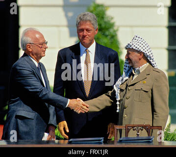 Washington, DC, USA, 13. September 1993 Präsident William Jefferson Clinton beherbergt die palästinensischen Friedensvereinbarungen Vertrags Unterzeichnung auf dem South Lawn des weißen Hauses. Premierminister Yitzhak Rabin Israels und der Palästinensischen Befreiungsorganisation Vorsitzende, Yasser Arafat, die Hand in einer öffentlichen Zeremonie im Weißen Haus nach Unterzeichnung einer Vereinbarung, die gewährt Autonomie nach Palästina begrenzte und den Grundstein für zukünftige Friedensverhandlungen legte. Bildnachweis: Mark Reinstein Stockfoto