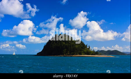 eine Yacht segelt um Hook Island, Whitsundays, Australien Stockfoto