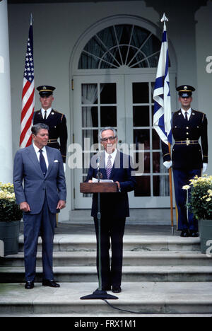 Washington, DC, USA 9. Oktober 1984 Präsident Ronald Reagan und der israelische Ministerpräsident Shimon Peres stehend auf der Treppe im Rose Garden Bemerkungen nach ihren Sitzungen im ovalen Büro liefern.  Bildnachweis: Mark Reinstein Stockfoto