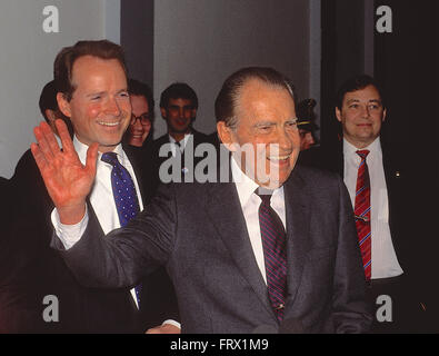 Washington, DC, USA, 1990 Altbundespräsident Richard Milhous Nixon. Zusammen mit Congressman David Dreier (R) CA., die ihm an diesem Tag um den Hügel herum eskortiert wurde.  Richard Milhous Nixon war der 37. Präsident der Vereinigten Staaten, serviert von 1969 bis 1974 war er der einzige Präsident das Amt zurücktreten. Nixon war als eine republikanische US-amerikanischer Politiker und Senator von Kalifornien sowie der 36. Vizepräsident der Vereinigten Staaten von 1953 bis 1961. Nixon wurde in Kalifornien das Repräsentantenhaus im Jahr 1946 und der Senat im Jahr 1950 gewählt.  Bildnachweis: Mark Reinstein Stockfoto