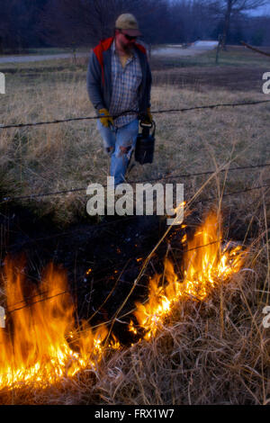 Auburn, Kansas, 30. März 2014 jährliche Felder verbrannt, um Unkräuter und holzige Pflanzen Credit: Mark Reinstein Stockfoto