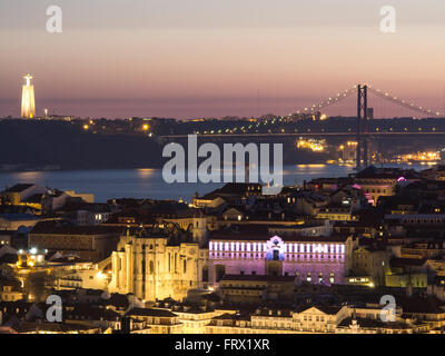 25 de Abril Brücke über den Tejo, Cristo Rei und Carmo Ruinen Stockfoto