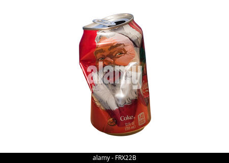 Schneiden Sie aus. Weihnachtsmann auf eine leere zerkleinert und verbeulte 12oz Dose Coca-Cola isoliert auf weißem Hintergrund Stockfoto