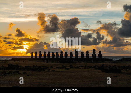 Moais am Ahu Tongariki auf der Osterinsel bei Sonnenaufgang Stockfoto