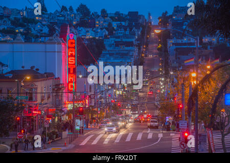 Abend an der Castro Street, im Stadtteil Castro an der Kreuzung mit der Market Street. San Francisco, Kalifornien, USA Stockfoto