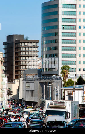 Jason Moyo Avenue nach Osten mit Joina Stadt Gebäude, CBD, Harare, Simbabwe Stockfoto