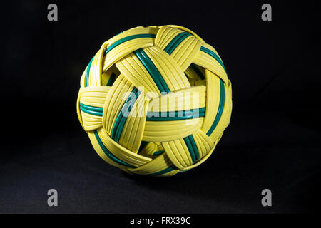 Gelbe und grüne Rattan Ball zum spielen Sepak, ein traditionelles Spiel in Malaysia. Ursprünglich aus Fäulnis gemacht Stockfoto