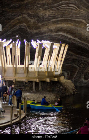 Turda, Rumänien - 12. März 2016: Innenministerium der Salina Turda Salzbergwerk in Turda, Rumänien Stockfoto