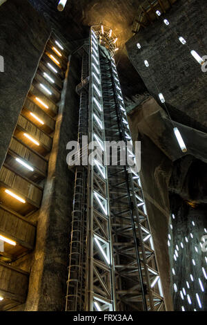 Turda, Rumänien - 12. März 2016: Aufzug in der Salina Turda Salzbergwerk in Turda, Rumänien Stockfoto