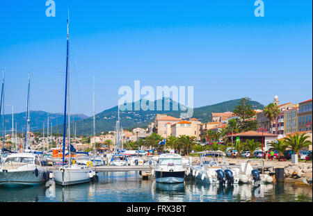 Freude Motorboote und Segelyachten sind vor Anker im Hafen von Propriano, Süd-Korsika, Frankreich Stockfoto