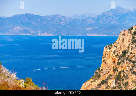 Küstenlandschaft von Korsika mit Felsen und Meer. Golf von Porto, Blick vom Capo Rosso, Piana region Stockfoto