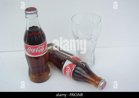 zwei alte Coca Cola-Flaschen Stockfoto