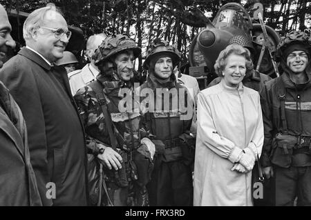 Bundeskanzler Helmut Kohl und die britische Premierministerin Margaret Thatcher besuchen die Truppen während der NATO-Truppen in Deutschland (September 1986) - il Cancelliere Tedesco Helmut Kohl e il Primo Ministro Inglese Margaret Thatcher in Visita Alle war Durante Esercitazioni Nato in Germanien (Settembre 1986) Stockfoto