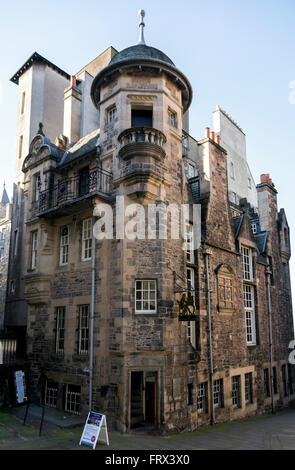 Writers' Museum und Makars' Court von Lady Treppe schließen, aus dem Lawnmarket und die Royal Mile in Edinburgh Altstadt. Stockfoto