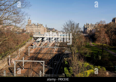 Edinburgh Waverley Bahnhof Bahnlinien durchschneiden Princes St Gardens. Das Balmoral ist früher North British Hotel hinter. Stockfoto