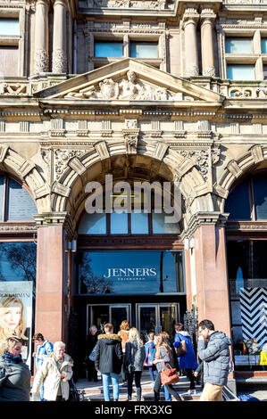 Der Eingang in das berühmte Jenners Kaufhaus an der Edinburgh Princes Street. Stockfoto