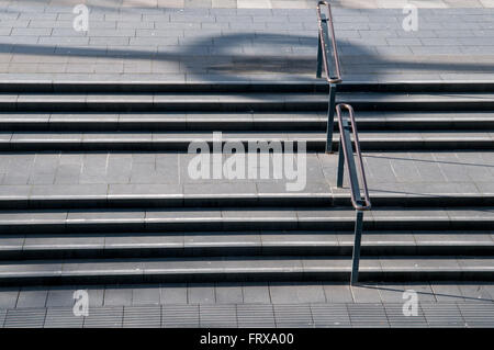 Betontreppen in einer Stadt in der Nachmittagssonne Stockfoto