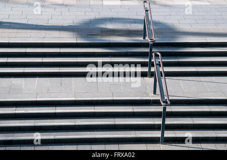 Betontreppen in einer Stadt in der Nachmittagssonne Stockfoto