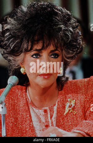Washington, DC, USA, 8. Mai 1986 Elizabeth Taylor bezeugt vor dem US-Senat drängen für erhöhte Ausgaben und das Bewusstsein für die Bekämpfung von AIDS. "Ich muss auftauchen, weil es Menschen treibt. [sie] wissen, dass ich nicht da bin, zu verkaufen oder nichts gewinnen. Ich bin es aus dem gleichen Grund sind: um etwas zu erledigen. "   Bildnachweis: Mark Reinstein Stockfoto
