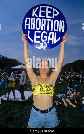 Washington, DC., 10. April 1995 pro-Wahl Kundgebung in Washington D.C. weibliche Demonstrant lüftet ihr Hemd und wird durch Polizei Klebeband abgedeckt, da sie ihre Anmelde-Wile während der Pro-Choice-Rallye auf der national Mall hält. Bildnachweis: Mark Reinstein Stockfoto