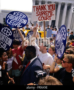 Washington, DC, USA antreten 3. Juli 1989 Demonstranten für und gegen die Abtreibung gegeneinander als das Gericht entscheidet auf Webster V Reproductive Health Services.  492 US-490 (1989), war eine United States Supreme Court Entscheidung am 3. Juli 1989 Hüter ein Missouri rechts, die Beschränkungen der Verwendung staatlicher Gelder, Einrichtungen und Mitarbeiter in Ausführung, mit Unterstützung oder Beratung bei Abtreibungen auferlegt. Der oberste Gerichtshof in Webster erlaubt für Staaten, in einem Bereich Gesetze zu erlassen, die zuvor gedacht worden war, unter Roe v. Wade verboten werden. Bildnachweis: Mark Reinstein Stockfoto