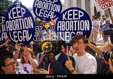 Washington, DC, USA, 3. Juli 1989 Demonstranten für und gegen die Abtreibung face off gegen einander wie das Gericht entscheidet auf Webster V Reproductive Health Services. 492 US-490 (1989), war eine United States Supreme Court Entscheidung am 3. Juli 1989 Hüter ein Missouri rechts, die Beschränkungen der Verwendung staatlicher Gelder, Einrichtungen und Mitarbeiter in Ausführung, mit Unterstützung oder Beratung bei Abtreibungen auferlegt. Der oberste Gerichtshof in Webster erlaubt für Staaten, in einem Bereich Gesetze zu erlassen, die zuvor gedacht worden war, unter Roe v. Wade verboten werden. Stockfoto