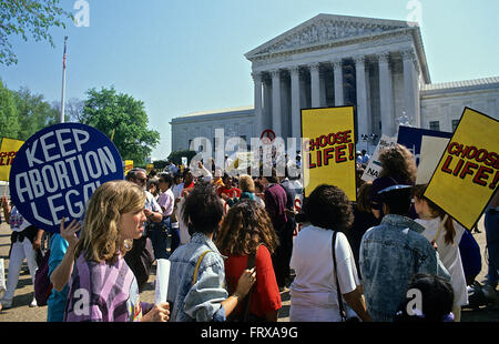 Washington, DC, USA, 3. Juli 1989 Demonstranten für und gegen die Abtreibung face off gegen einander wie das Gericht entscheidet auf Webster V Reproductive Health Services. 492 US-490 (1989), war eine United States Supreme Court Entscheidung am 3. Juli 1989 Hüter ein Missouri rechts, die Beschränkungen der Verwendung staatlicher Gelder, Einrichtungen und Mitarbeiter in Ausführung, mit Unterstützung oder Beratung bei Abtreibungen auferlegt. Der oberste Gerichtshof in Webster erlaubt für Staaten, in einem Bereich Gesetze zu erlassen, die zuvor gedacht worden war, unter Roe v. Wade verboten werden. Bildnachweis: Mark Reinstein Stockfoto