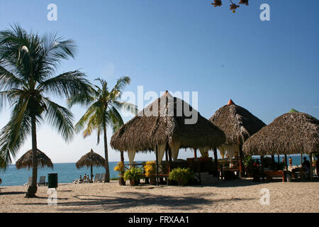 Am Strand Schuppen oder Hütten als auch Bohios oder Palapas am Decameron, ein Panama Resort in Playa Blanca. Stockfoto