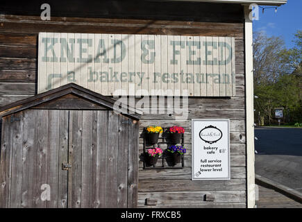 Melden Sie kneten & Feed Restaurant und Bäckerei in der Stadt von Coupeville WA auf Whidbey Island. Frühjahr 2016. Stockfoto