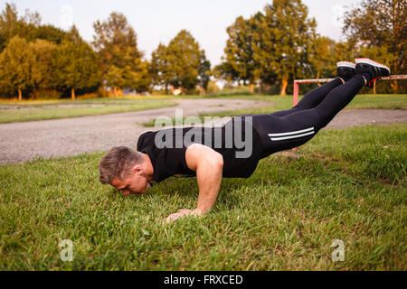 Junger Mann, Push-up im Freien zu tun. Stockfoto