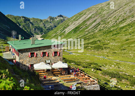 Blick auf Terrasse der Hütte Osnabrücker Hütte, Malta-Tal, Ankogel-Gruppe, Nationalpark Hohe Tauern, Kärnten, Österreich Stockfoto